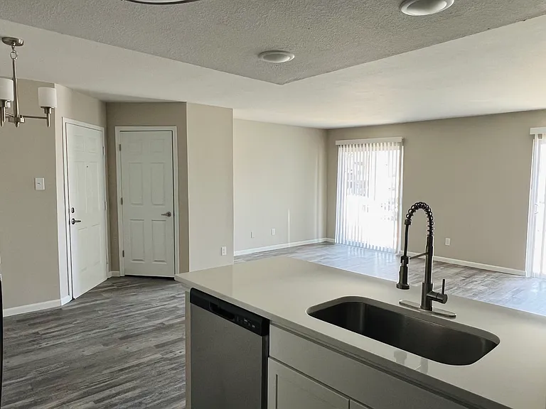 Country Club Place Apartments — Photo 14
