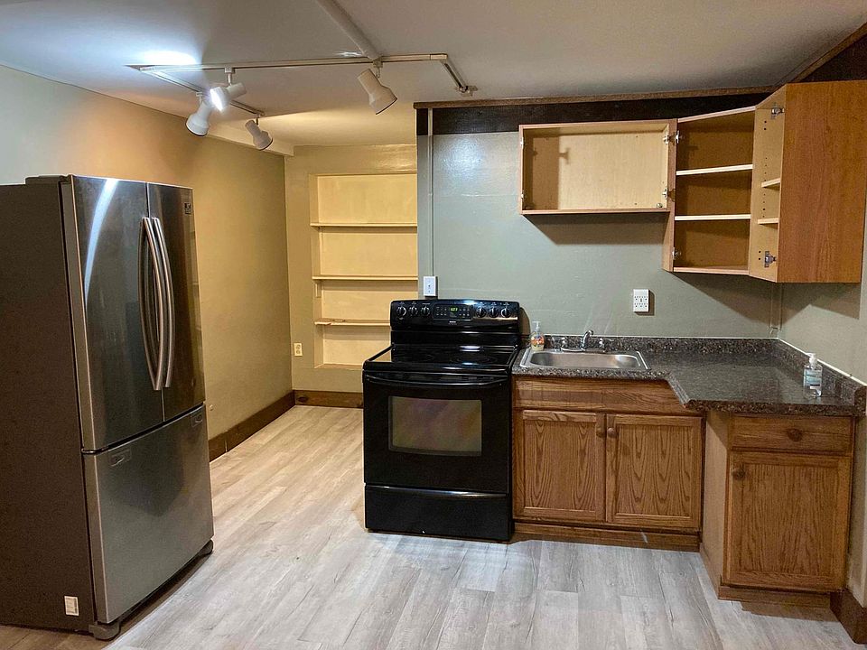 Kitchen & pantry space.