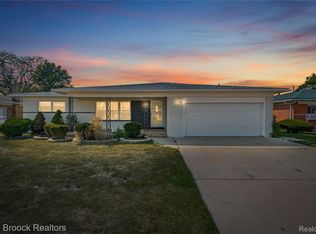 29171 Birchcrest Dr, Warren, MI 48093