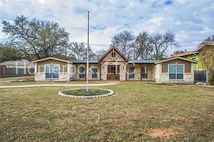 1st image of 303 Lakeway Dr