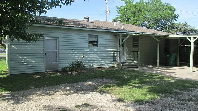 BACK EXTERIOR
DOOR TO LAUNDRY ROOM ON LEFT
DOOR TO KITCHEN ON RIGHT