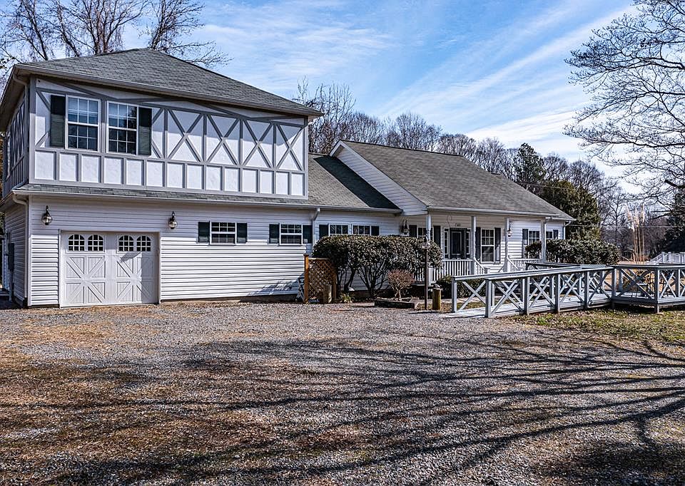 1st image of 489 Riverview Dr