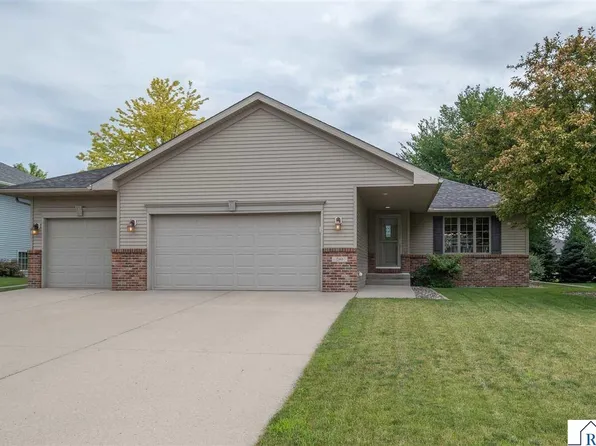 240 Grovebrook Cir, Mankato, MN 56001