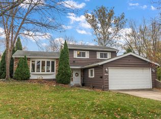 2231 S Bradford Dr, Wheaton, IL