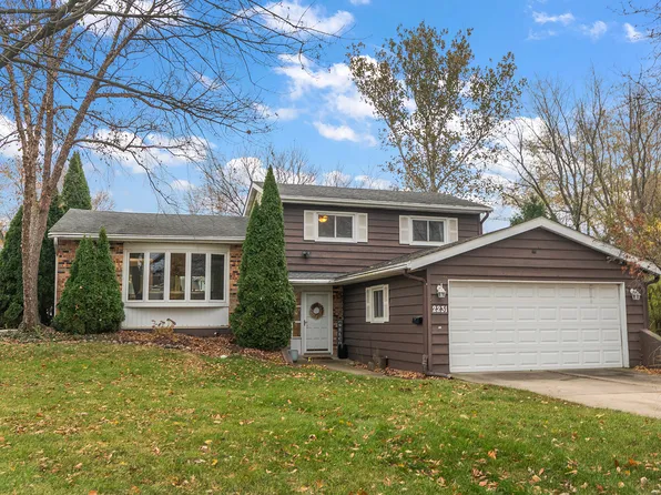 2231 S Bradford Dr, Wheaton, IL 60189