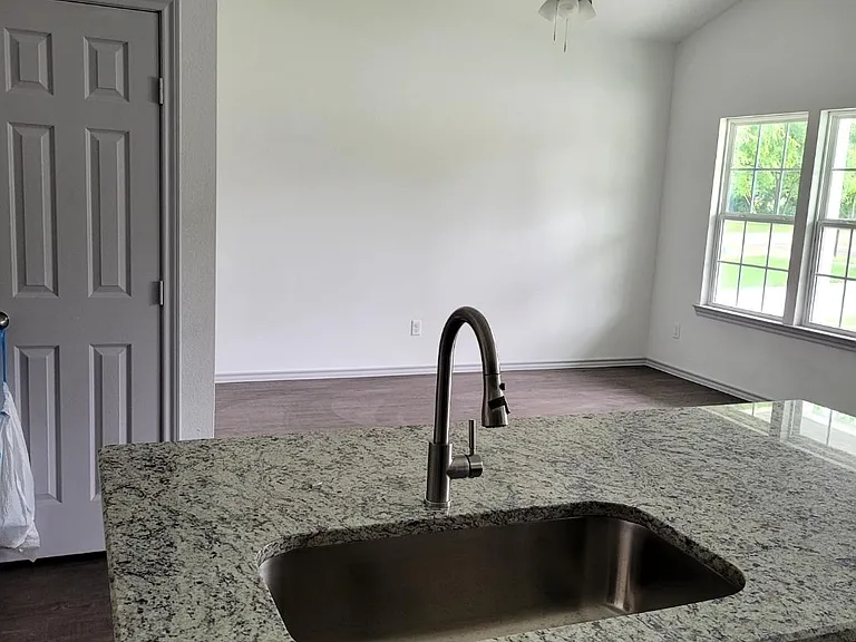 503 Robinson St — Photo 2