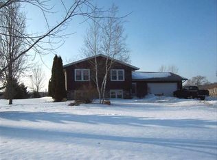 N5681 Knuteson Rd, Pardeeville, WI 53954