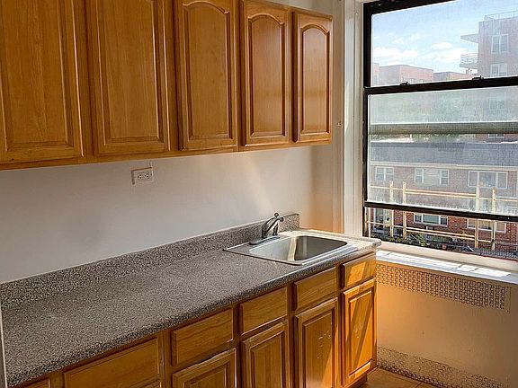 4th image of 33-38 Parsons Blvd APT 4J