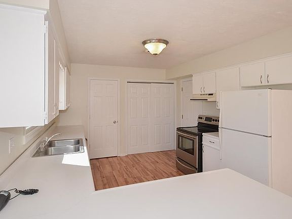 3rd image of 705 Elmwood Cir