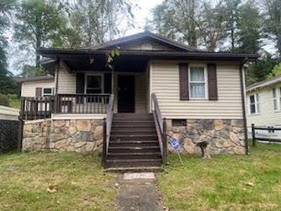 128 Brookside Ln, Mount Hope, WV, 25880