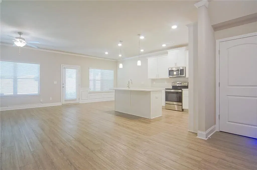 3 bed, 1963 sqft, $2,950 — Photo 2