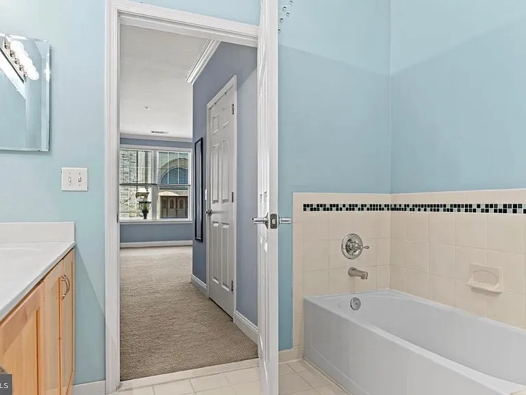 200 W Elm St #1207 — Photo 9