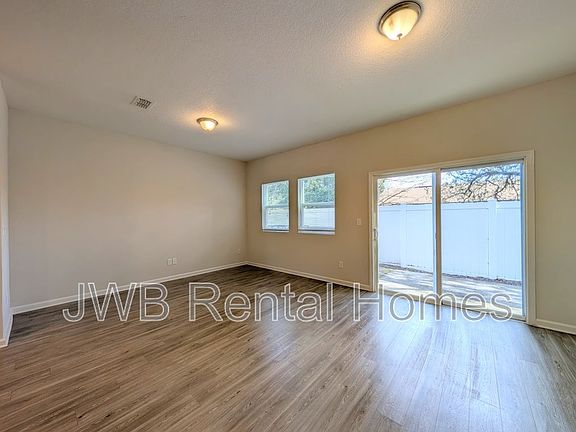 5th image of 6048 Carolines Ct