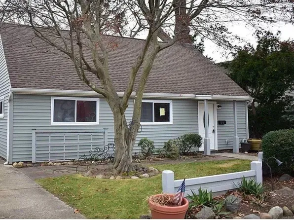 602 Hollywood Avenue, Copiague, NY 11726