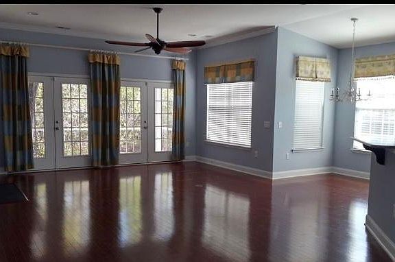 Living room / breakfast nook