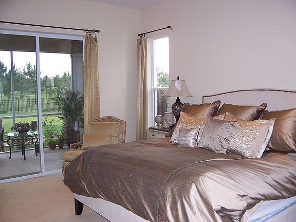 Master Suite w/ Lanai Access