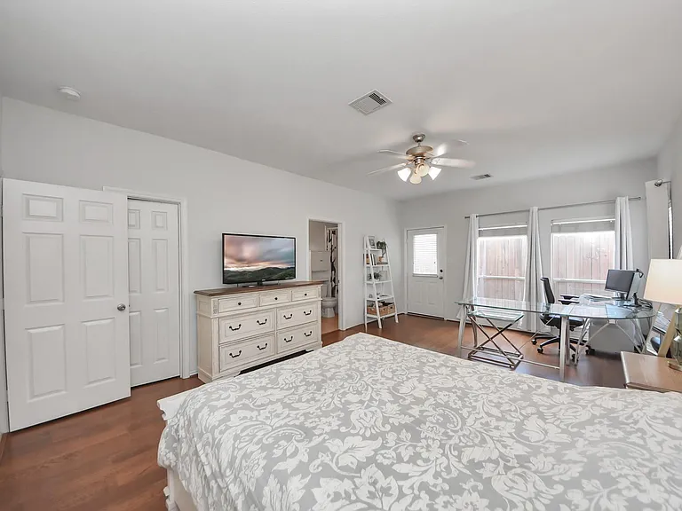 943 W Heights Hollow Ln — Photo 6