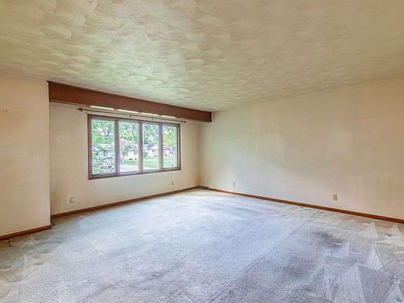 3rd image of 909 Carolyn St