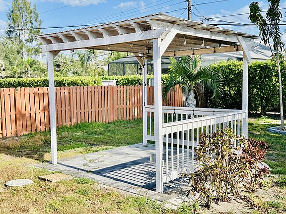 4th image of 812 92nd Ave N #1