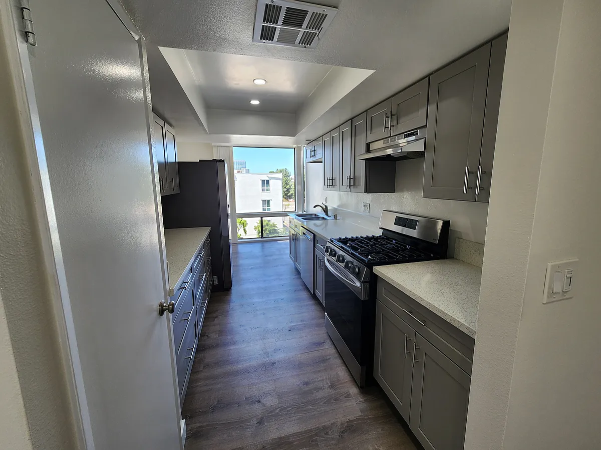 Building Photo - 626 N Isabel St #301