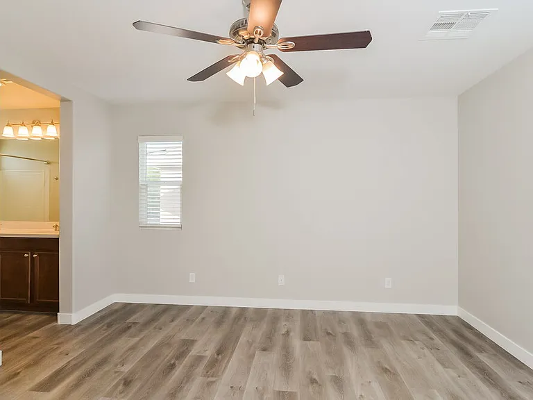 10215 Cougar Crossing St — Photo 11