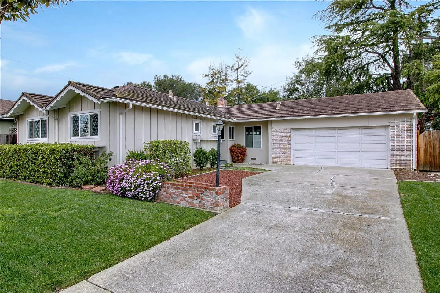 1043 Belvedere Ln photo 1