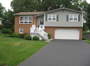 26 Delafield Dr, Albany, NY 12205