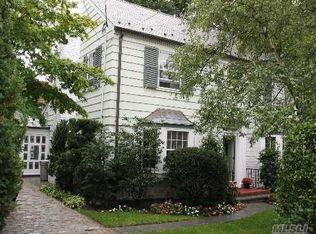 212 Park Ln, Flushing, NY 11363