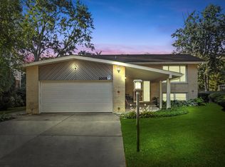 2005 E Wintergreen Ave, Mount Prospect, IL 60056