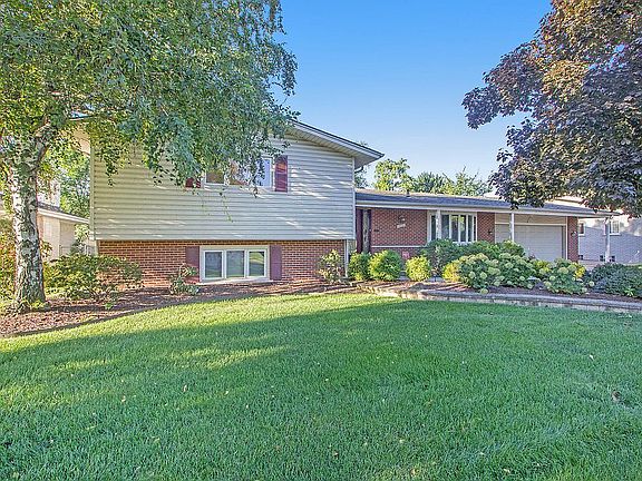 2nd image of 905 Blairmoor Ct