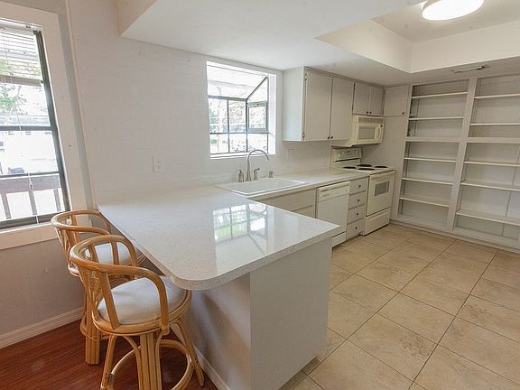 5th image of 302 Ontario Ave