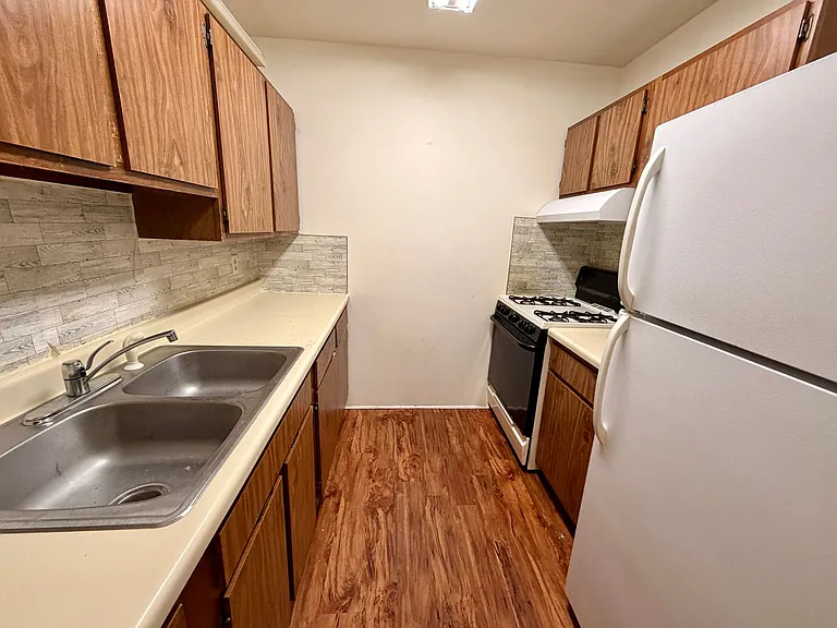 363 E Liberty St — Photo 5