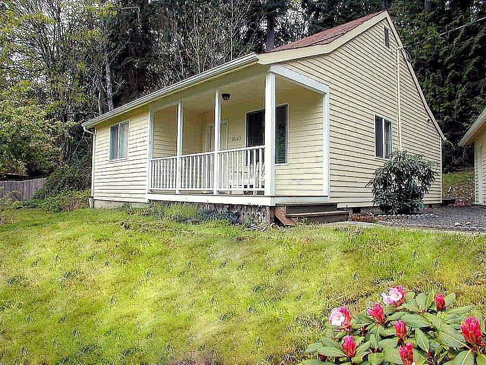 Covered front porch to enjoy sea breazes on hot days