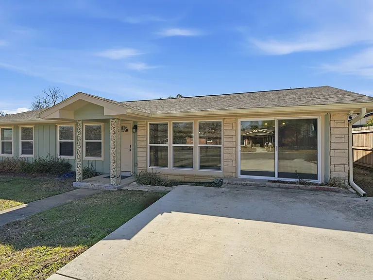 1409 Highland Dr — Photo 2