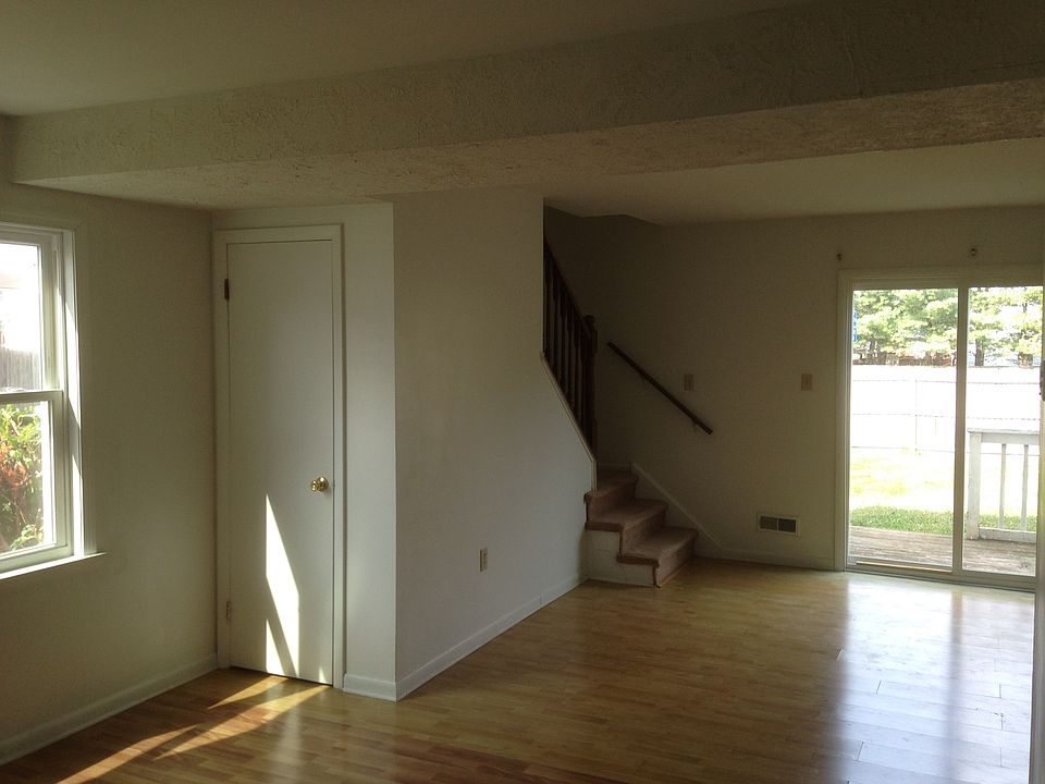 1st image of 16 Stephanie Dr