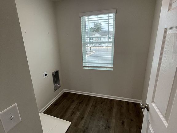 2nd image of 1019 Peony Ln