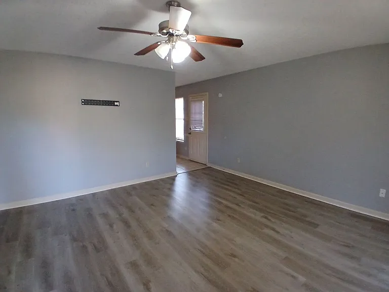 6405 Saginaw Rd — Photo 2