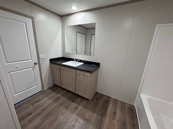 5th image of 484 Elmwood Dr