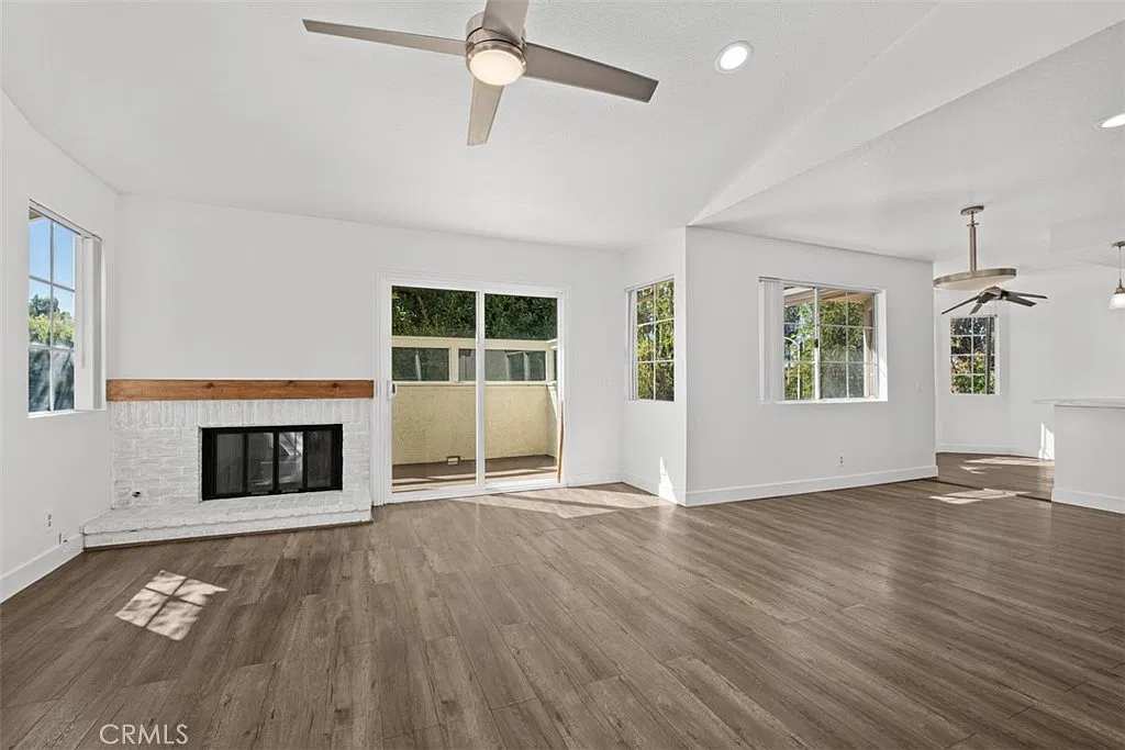 3 bed, 1356 sqft, $3,850 — Photo 2