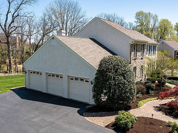 3rd image of 805 Robert Dean Dr