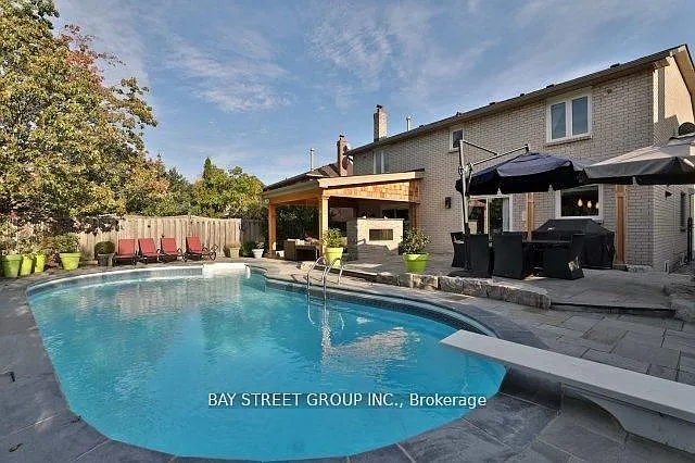 215 River Oaks Blvd E — Photo 14