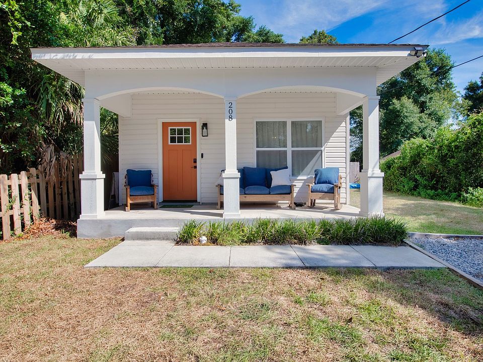 1st image of 208 E Yonge St