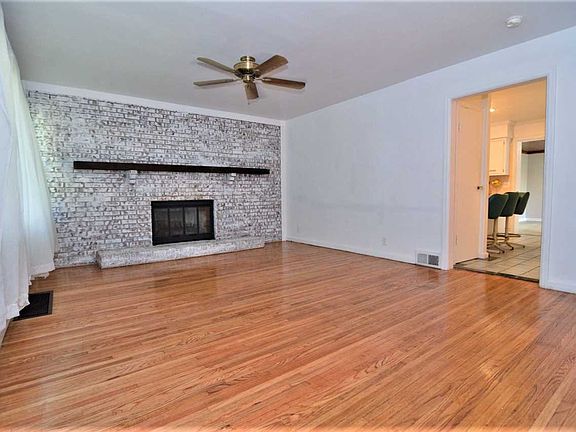 3rd image of 824 S Hoosier Ave
