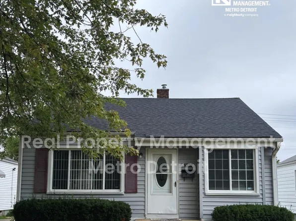 19367 Roscommon St, Harper Woods, MI 48225