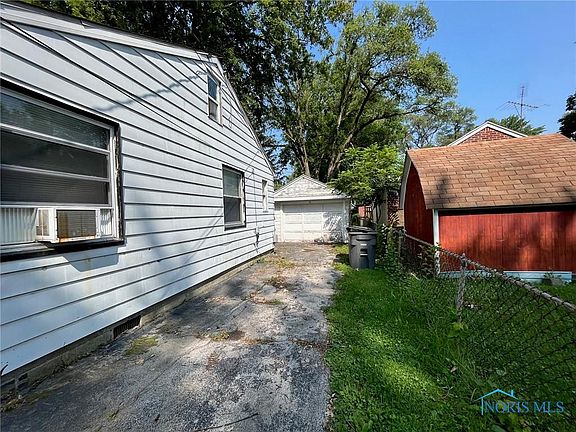 3rd image of 4849 Leamington Ave