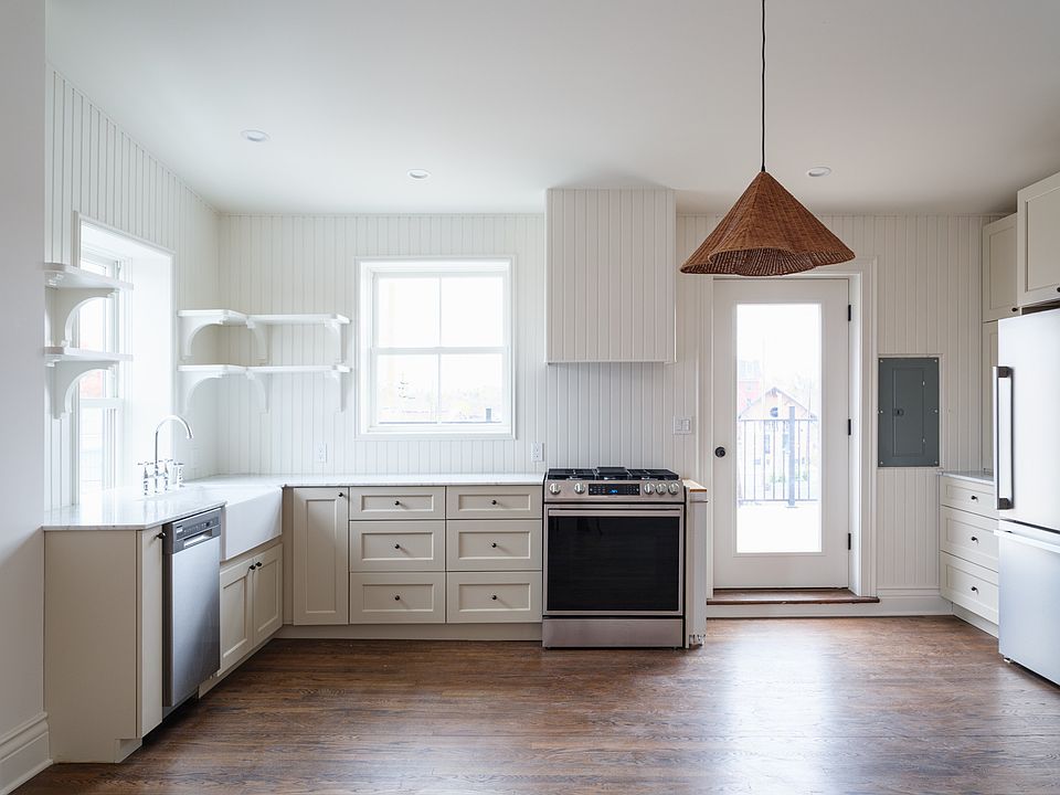 1st image of 702 Columbia St #3A