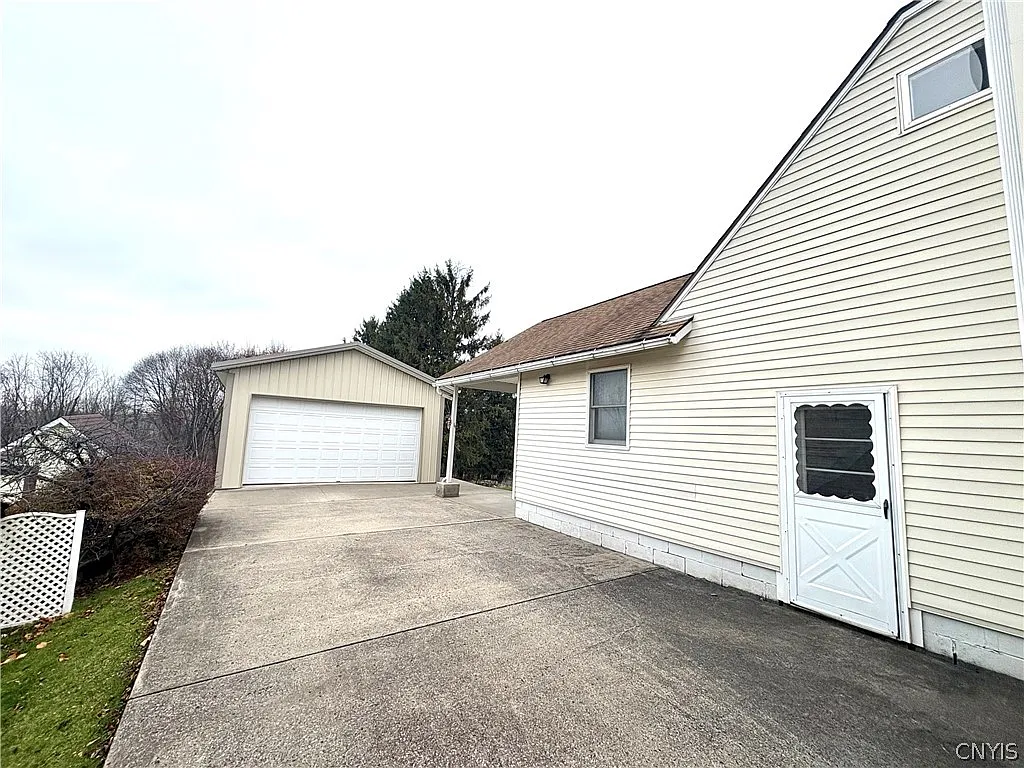 2 bed, 1.0 bath, 1892 sqft, $1,850 — Photo 2