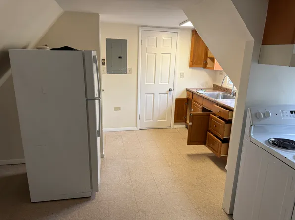 193 3rd Floor Walnut St, Holyoke, MA 01040