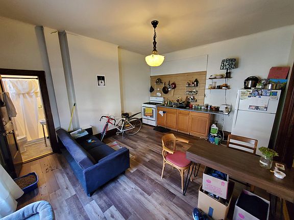 2nd image of 615 W 6th St APT 1
