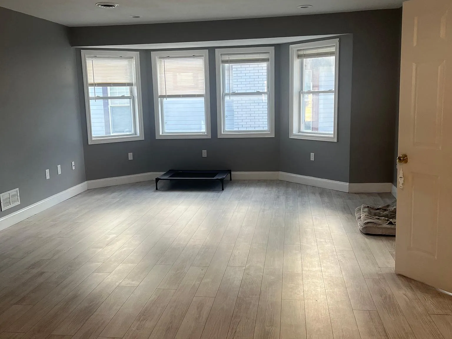 121 Flower Ave E — Photo 3
